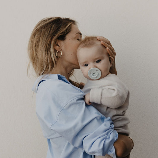 Newborns and Pacifiers: Essential Tips - Élhée